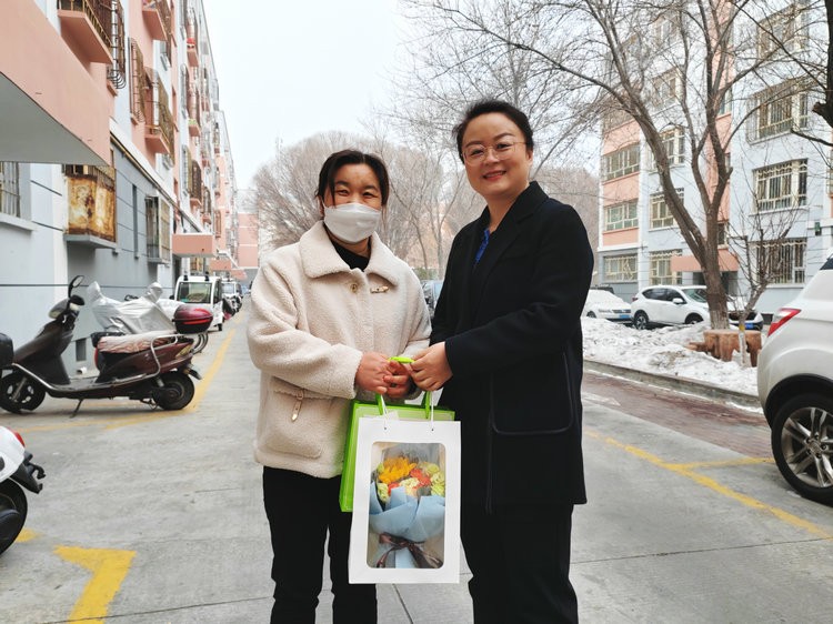 16805837507722.jpg 0306 路橋分公司 節前慰問(wèn)在行動(dòng) 代辦服務(wù)暖人心_副本.jpg