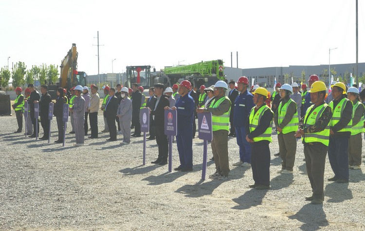 圖為參加開(kāi)工儀式的各單位代表列隊站立會(huì )場(chǎng)，周永忠攝_副本.JPG