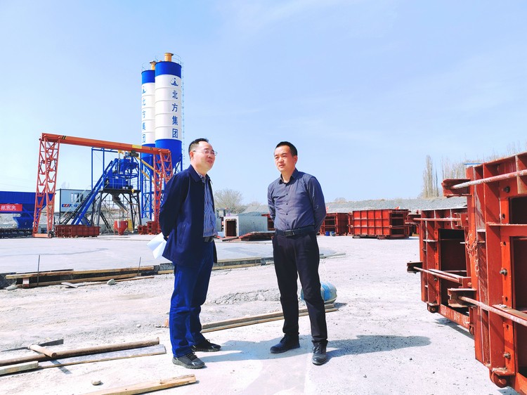 0414 ---（機械）--【抓進(jìn)度 鼓干勁】領(lǐng)導視察一線(xiàn)，心系施工進(jìn)度1_副本.jpg