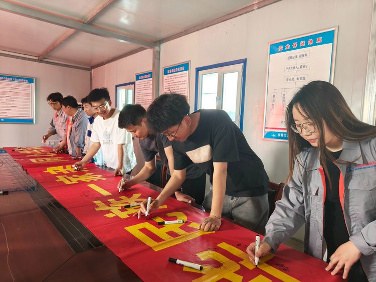 16848111948420.jpg 0504北方集團工業(yè)設備安裝公司開(kāi)展“民族團結教育宣傳月”簽字活動(dòng) 圖片_副本1.jpg